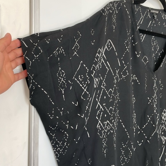 Eileen Fisher Black & White Marrakesh Printed Silk Tencel V-neck Blouse Size S - Picture 8 of 13